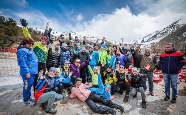 Imagen principal - Niños de Ucrania, divirtiéndose en Sierra Nevada. 