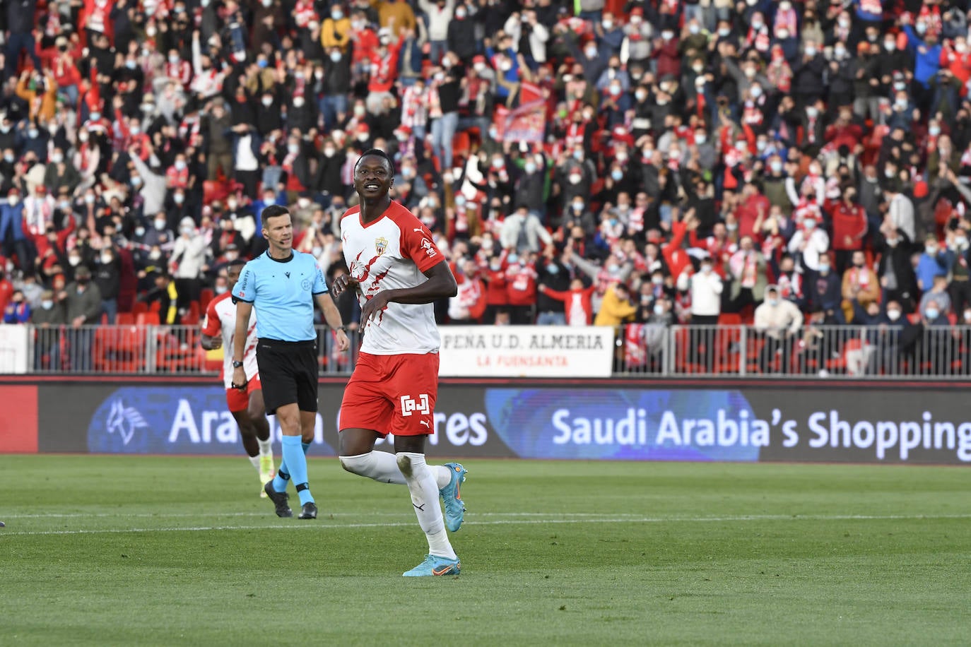 Sadiq sonríe tras uno de los goles marcados. 