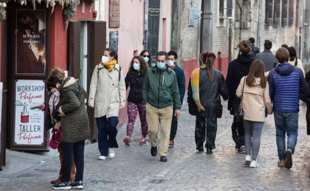 Gente con mascarillas por Granada.