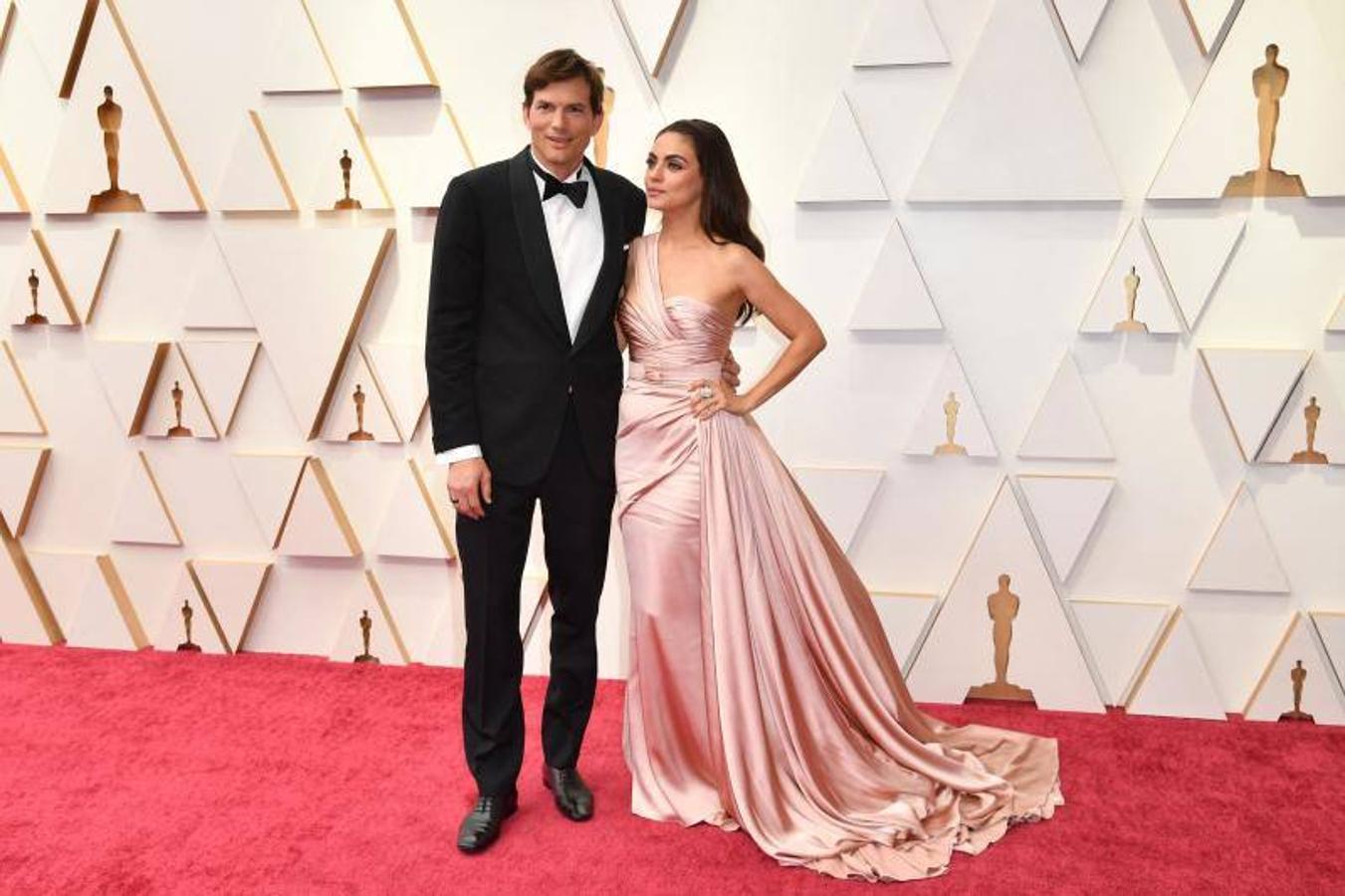 Los actores Ashton Kutcher y Mila Kunis, con un vestido de Zuhair Murad.