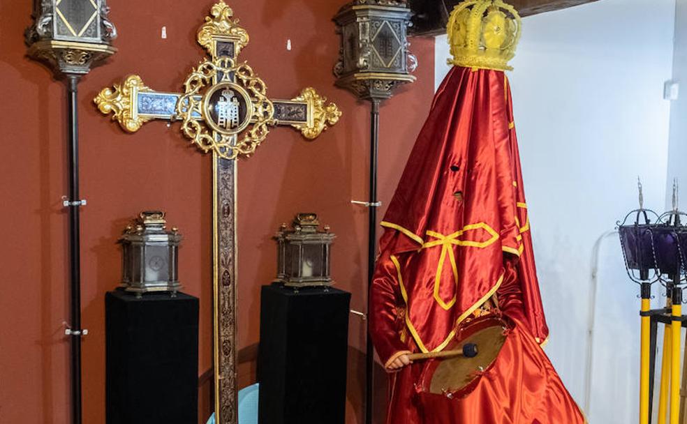 Una de las chías de la cofradía de la Soledad y el Descendimiento.