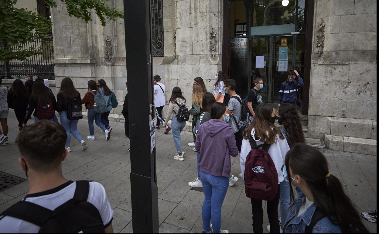 Alumnos de Secundaria a la entrada de un instituto