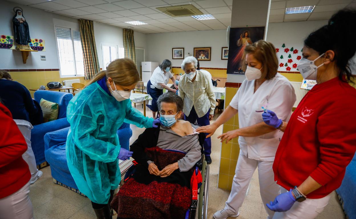 Jornada de vacunación contra el SARS-CoV-2 en una residencia de mayores.