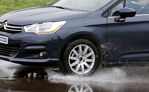El acuaplanin, uno de los problemas a los que se enfrenta un conductor con los neumáticos en mal estado