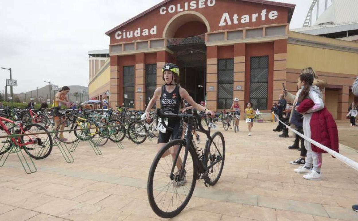 Una competidora acomete la transición al salir del Coliseo de Atarfe. 