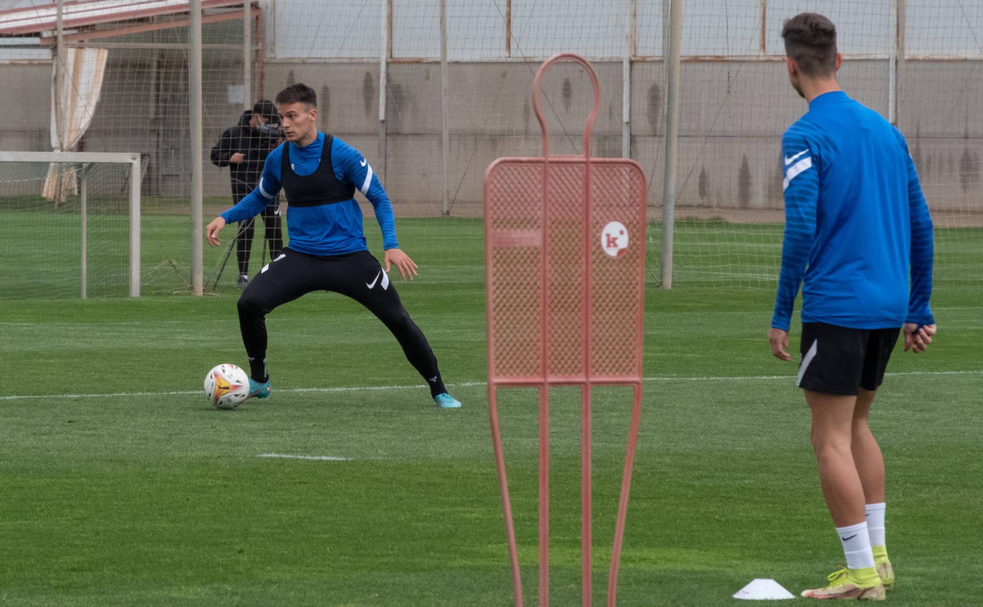 Njegos Petrovic controla un balón en el entrenamiento de ayer.