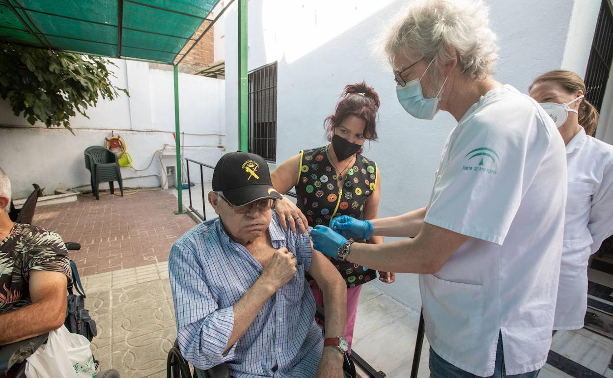 Un mayor recibe el tercer pinchazo de la vacuna. 