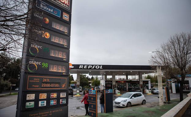 Los tótems de las gasolineras marcaban esta mañana los precios sin descuento. 