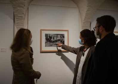 Imagen secundaria 1 - Visitantes en la exposición del Archivo Histórico Municipal. 