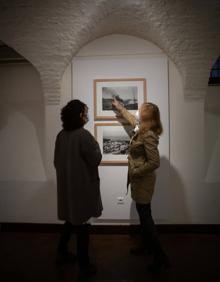 Imagen secundaria 2 - Visitantes en la exposición del Archivo Histórico Municipal. 