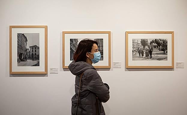 Imagen principal - Visitantes en la exposición del Archivo Histórico Municipal. 