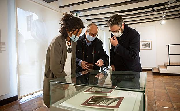 Eva Martín, Pepe Romero y Emilio Escoriza observan una de las fotos del archivo de 'Patria' expuesta en una vitrina. 