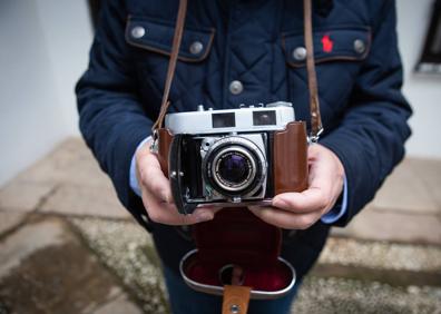 Imagen secundaria 1 - Pepe Romero con la Kodak que heredó de su padre, su cámara preferida. 