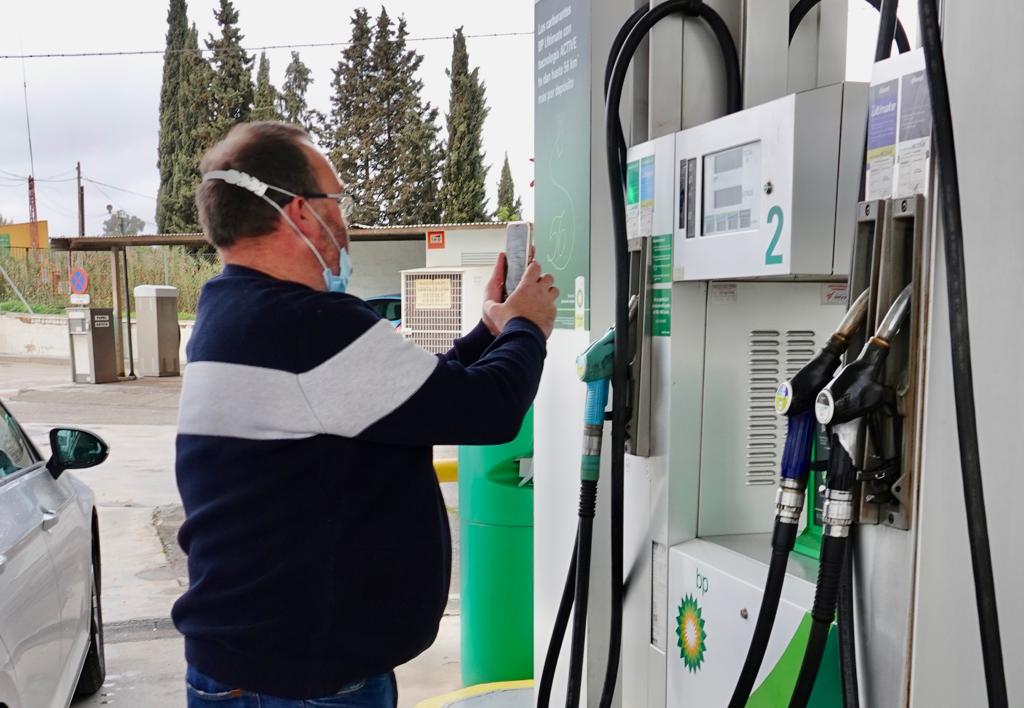 Un usuario hace una foto al precio de los carburantes en una estación de servicio de Granada este viernes