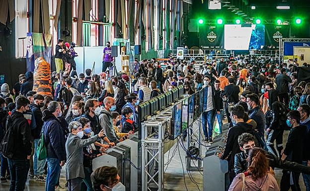 Imagen principal - Granada Gaming, Meeple Factor y dos cosplayers. 