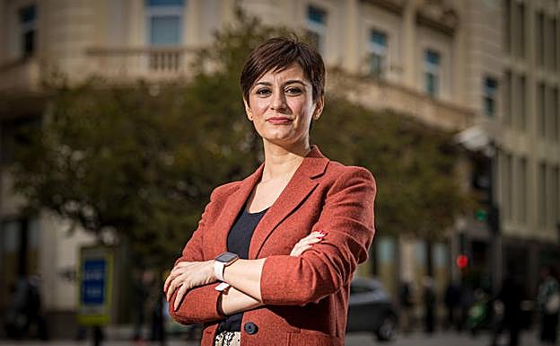 La ministra, en el centro de Granada tras la entrevista.