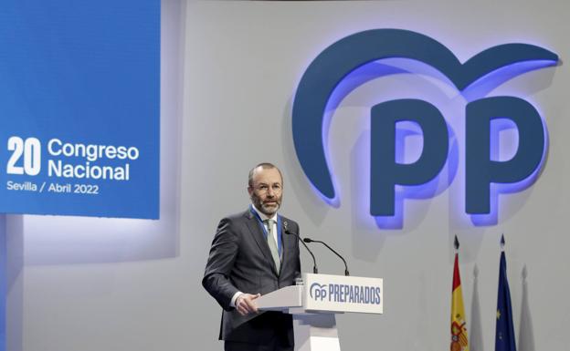 El PP europeo cierra filas con Feijóo tras la brecha por partar con Vox