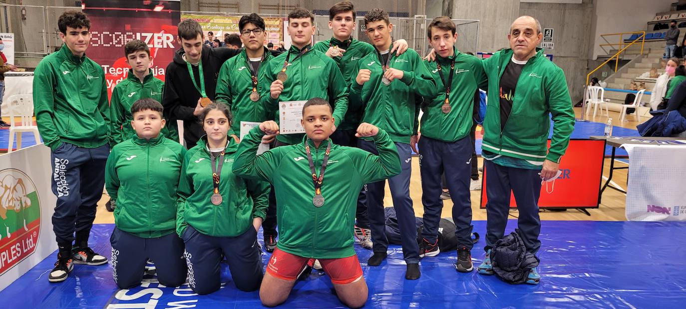 Los luchadores del Maracena posan con las medallas. 