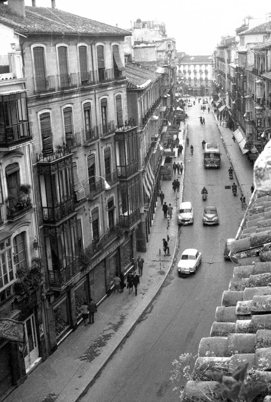 Calle Reyes Católicos hacia Puerta Real en 1960.