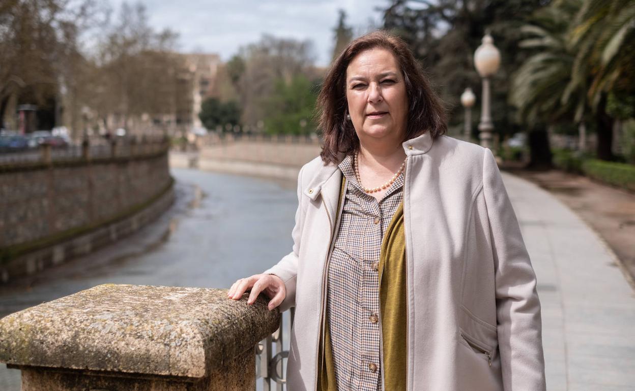 Maite Araluce, fotografiada junto al cauce del río Genil, en Granada.