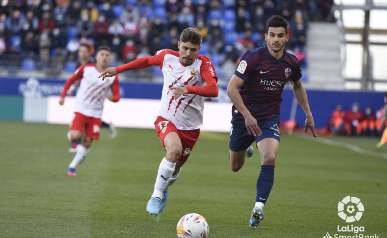 Dyego Sousa toca el balón ante la mirada de un Samú Costa que vuelve y es imprescindible.