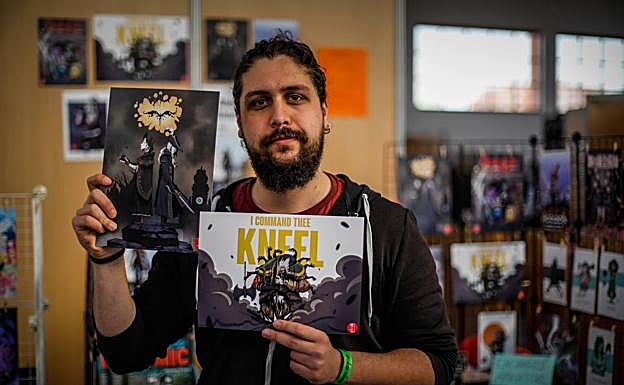 Alberto Sánchez muestra algunos de sus trabajos en su stand de Ficzone. 