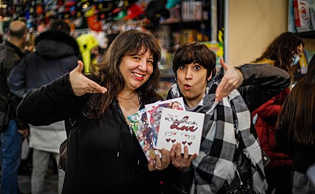 Laura Moreno e Iriene Díaz, Xian Nu Studio, con algunos de sus tomos en mitad de Ficzone.