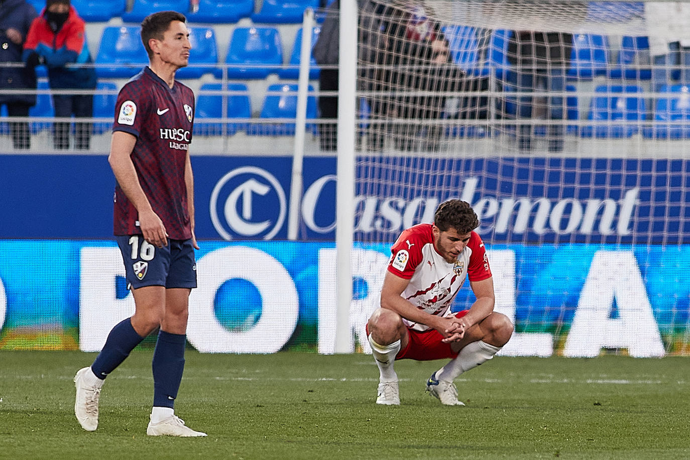 Babic lamenta el empate en Huesca tras el que empieza la procesión. 
