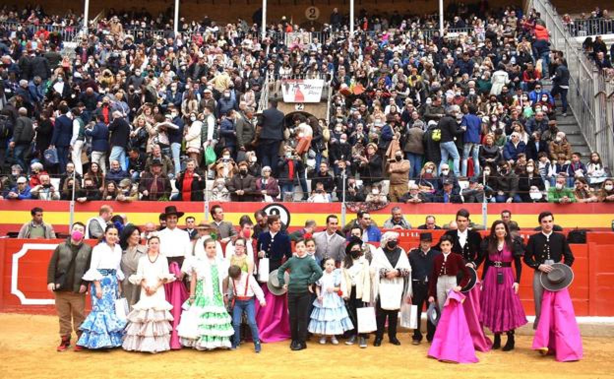 Los actuantes posan con miembros de la asociación Granadown.