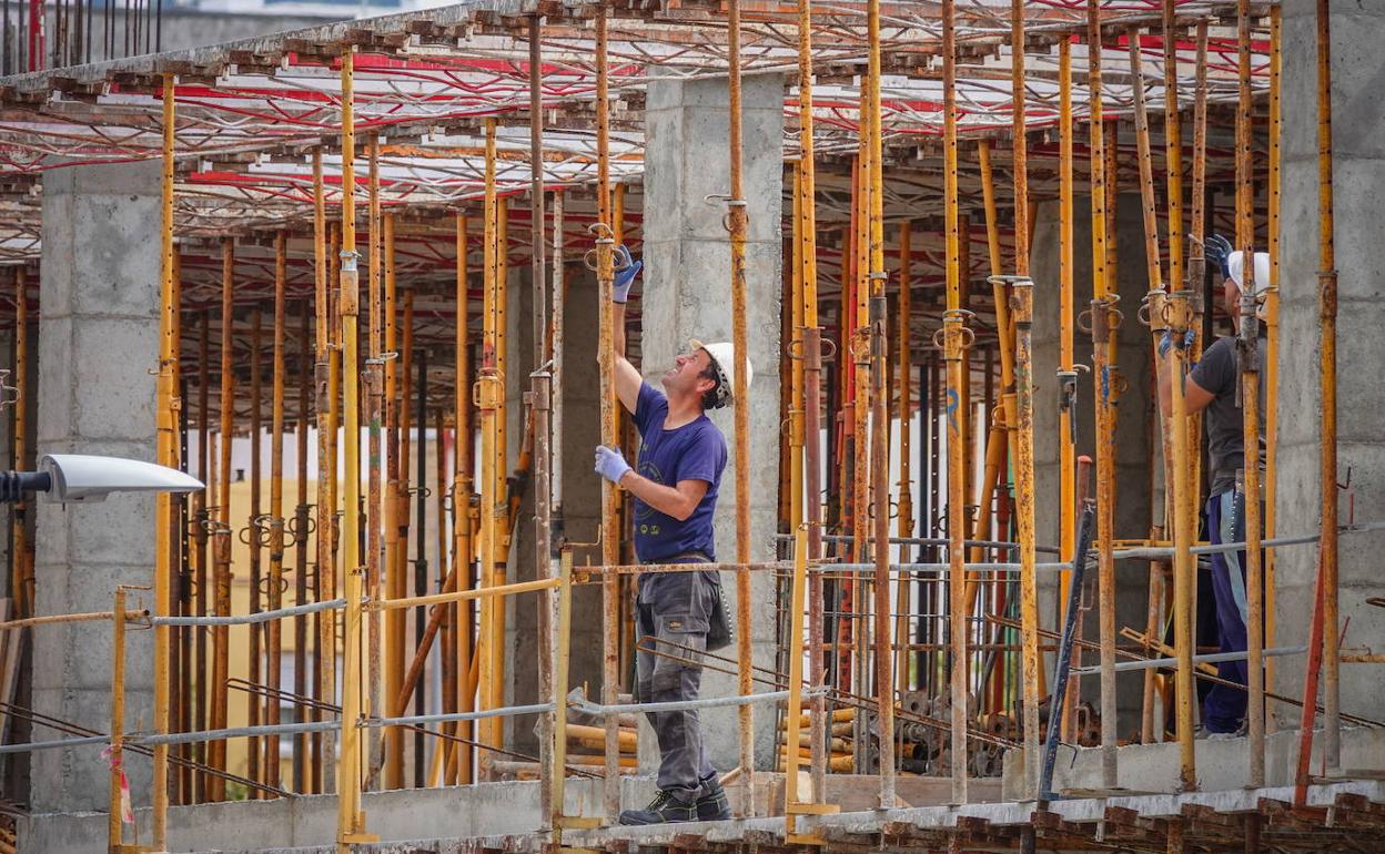 Un operario se afana en una obra en la capital granadina en una imagen de archivo. 