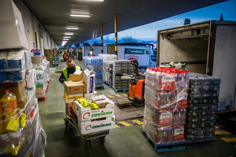 En la plataforma logística de Covirán, en Atarfe, se trabajaba ayer a todo ritmo y se ha recuperado la normalidad. 