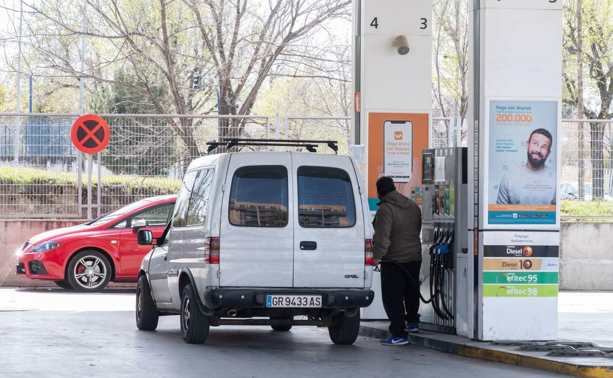 Un conductor reposta en una gasolinera en la calle Pedro Machuca de la capital granadina el pasado 9 de marzo. 