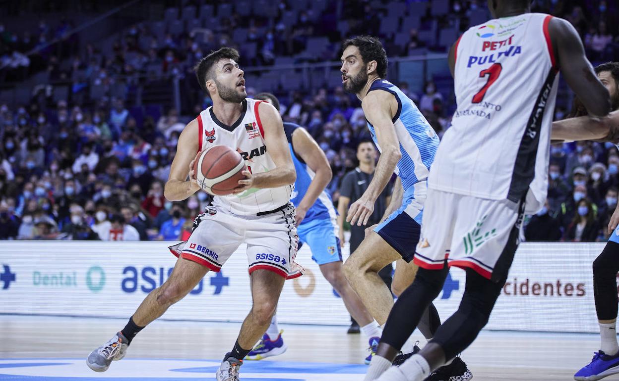 Germán Martínez, defendido por Javi Beirán, resultó clave en el cambio de imagen del Covirán en la Copa. 