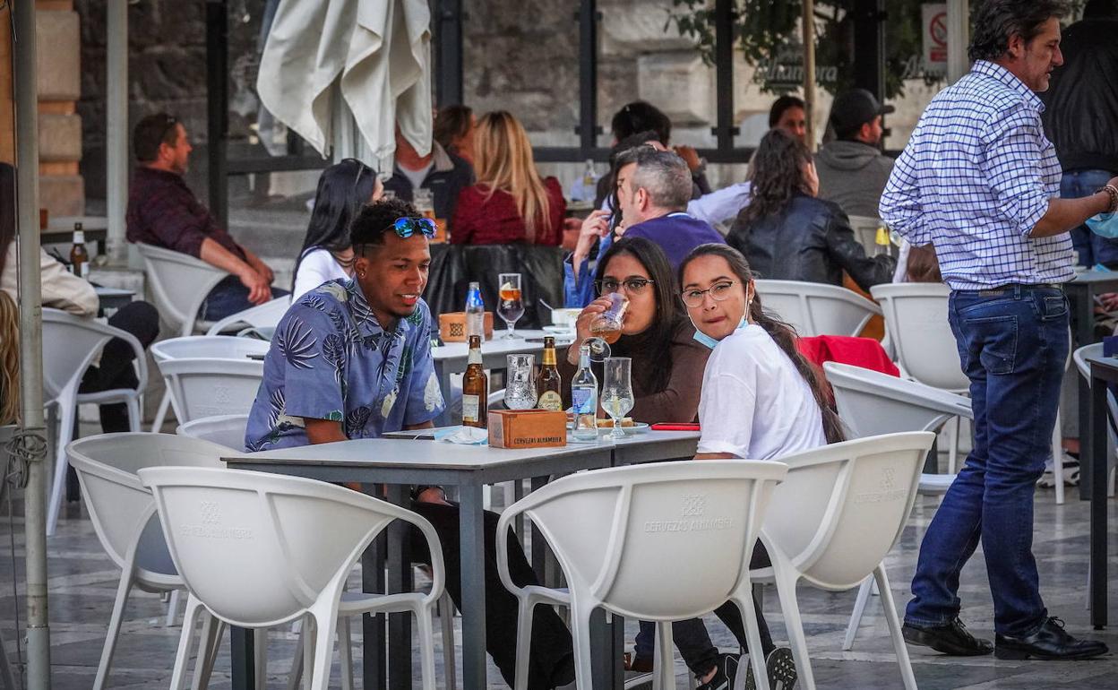 Jóvenes consumiendo en una terraza del centro de Granada