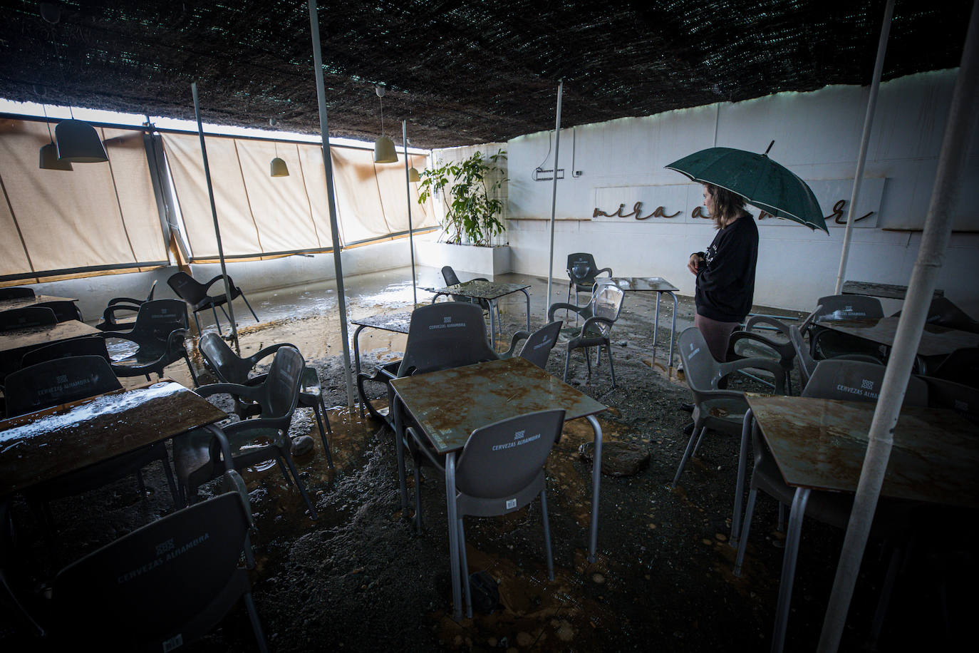 Los paseos marítimos se han inundado y el mobiliario urbano ha quedado muy dañado. Los ayuntamientos pedirán a Costas ayudas de emergencia para salvar el verano