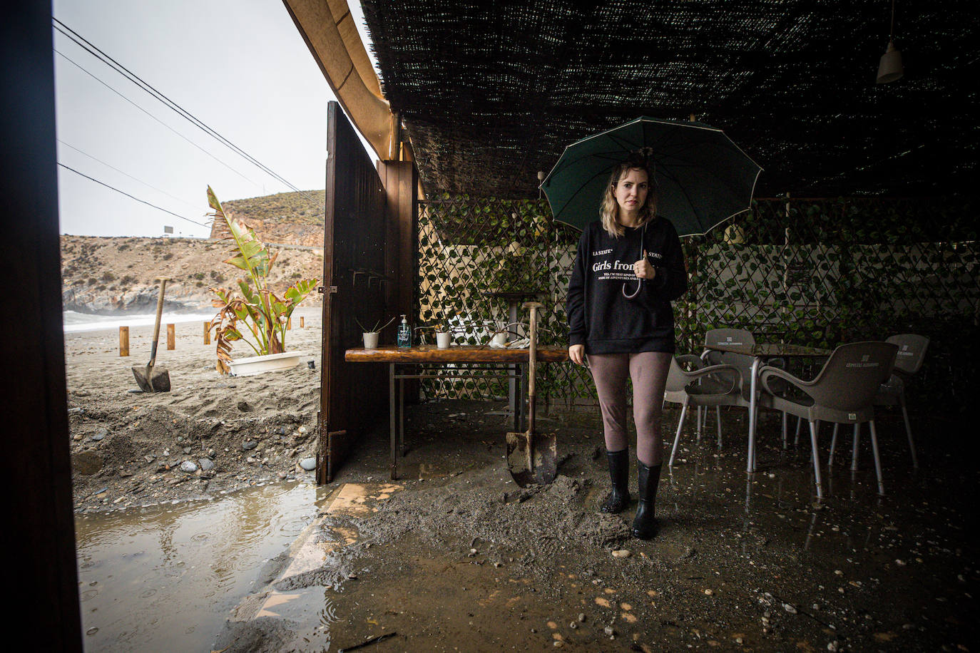 Los paseos marítimos se han inundado y el mobiliario urbano ha quedado muy dañado. Los ayuntamientos pedirán a Costas ayudas de emergencia para salvar el verano