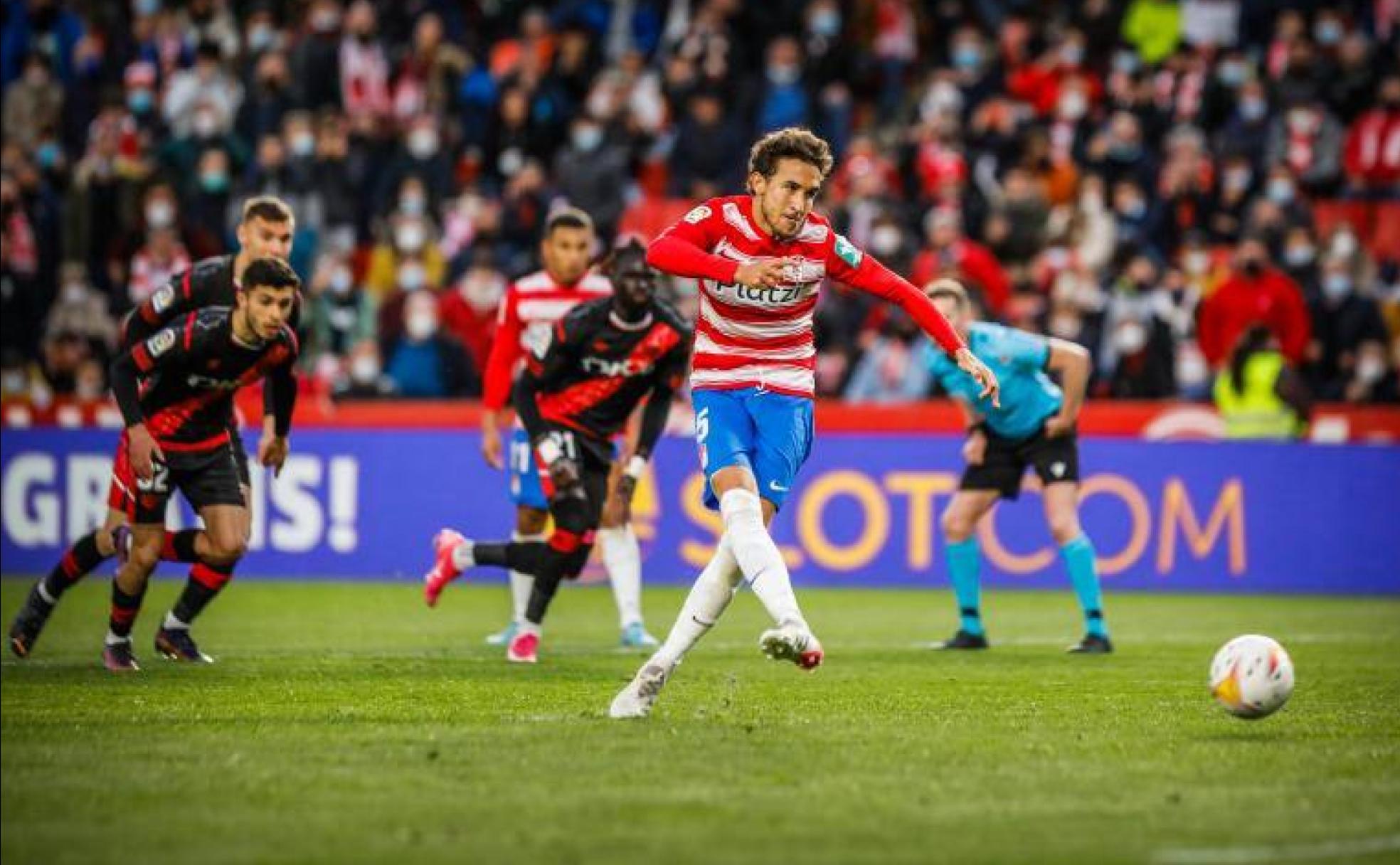 Luis Milla marca el penalti del empate ante el Rayo Vallecano. 