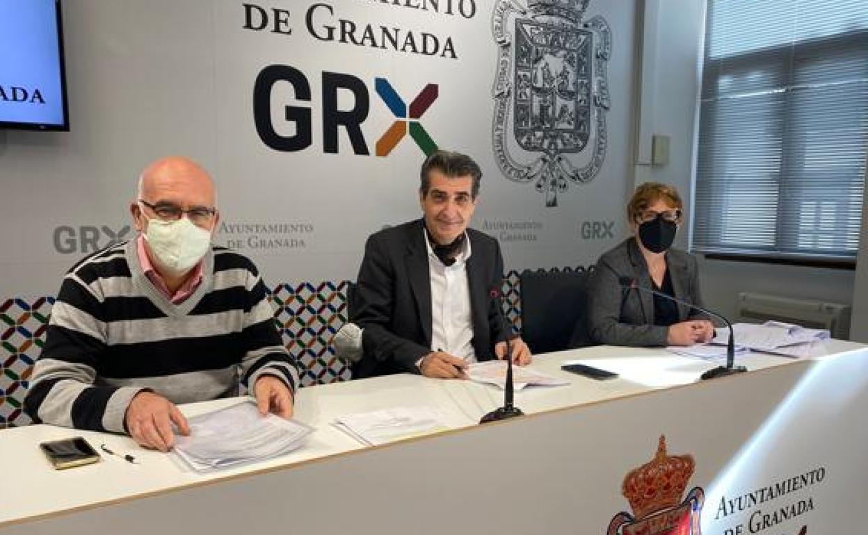 El portavoz de UP en el Ayuntamiento de Granada, Antonio Cambril, en el centro, durante una rueda de prensa.