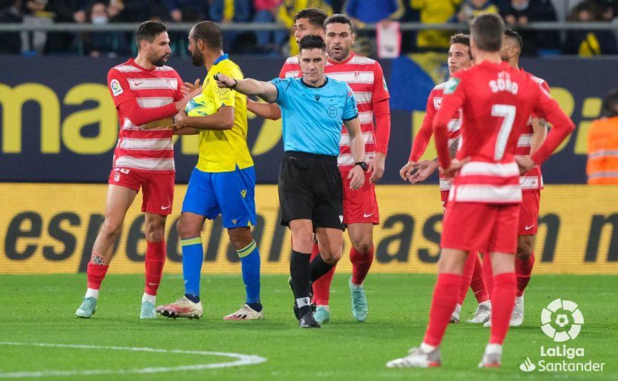 Miguel Ángel Ortiz Arias, en el derbi ante el Cádiz en el Nuevo Mirandilla. 