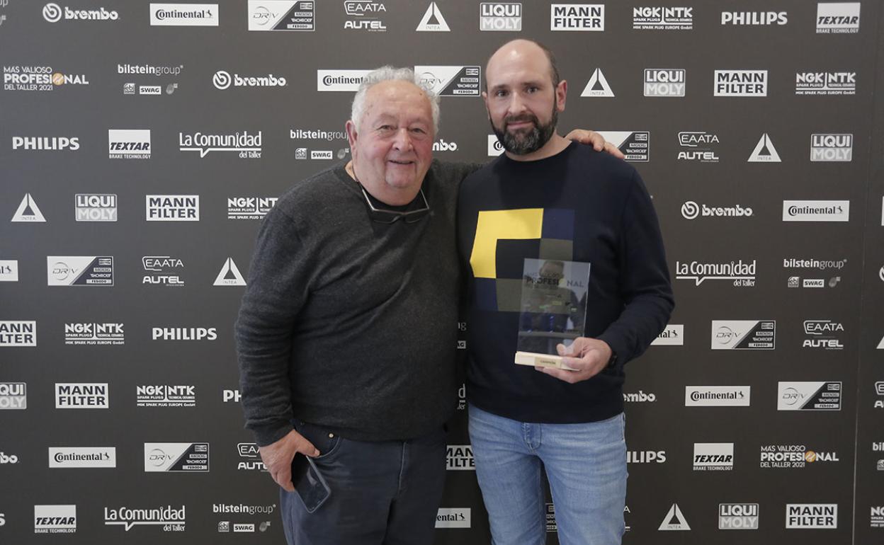 Javier Casares junto a su padre con el premio a mejor mecánico de España.