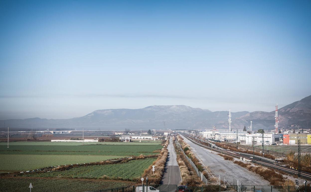 Terrenos en los que estará ubicada el área logística junto a Mercagranada, próxima a las vías, que quedan a la derecha.