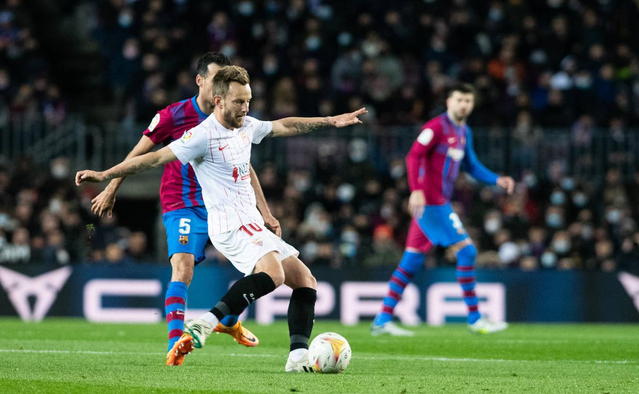 Rakitic cambia de orientación el juego en el duelo ante el Barça. 