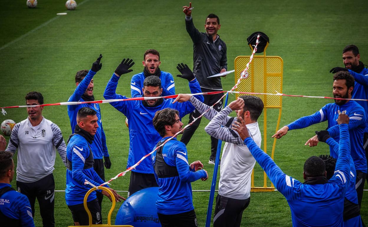 Bromas en un entrenamiento reciente del Granada, con Rubén Torrecilla al fondo. 