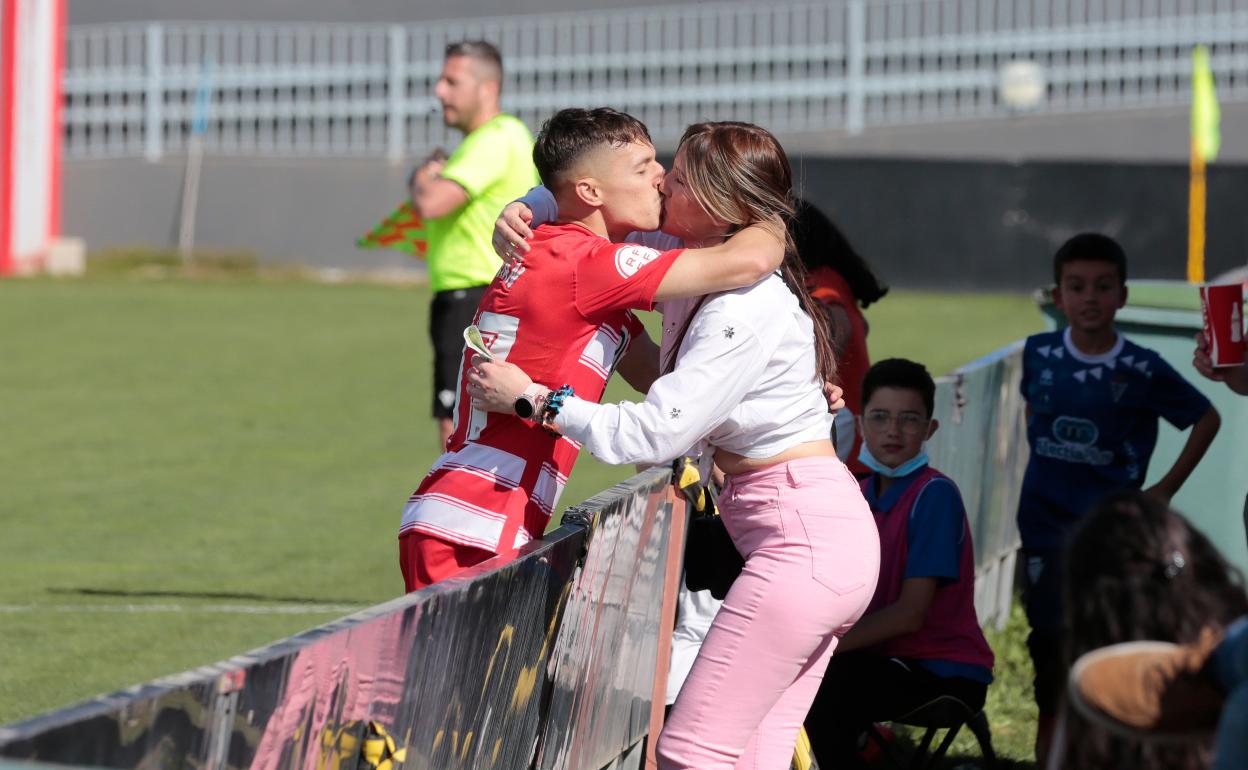 Bryan Zaragoza celebra el primero de sus dos goles con su pareja. 