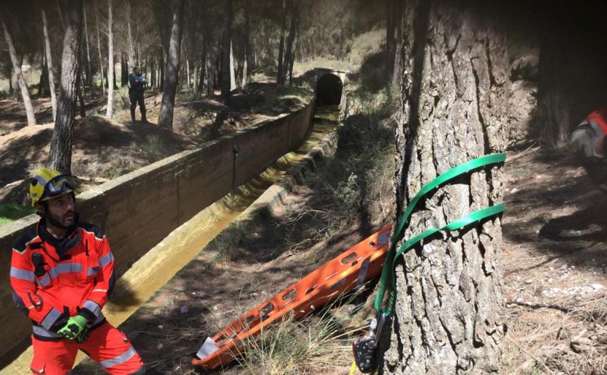 Los Bomberos de Alhama, durante el rescate del cadáver. 