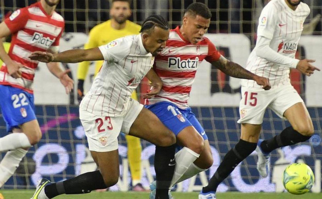 Darwin Machís pugna con Koundé. 