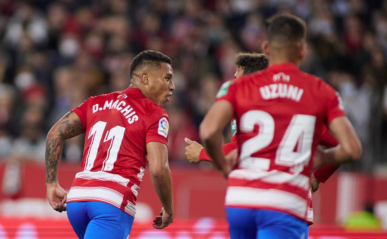 Darwin Machís celebra su gol en el Pizjuán con Luis Milla y Myrto Uzuni. 