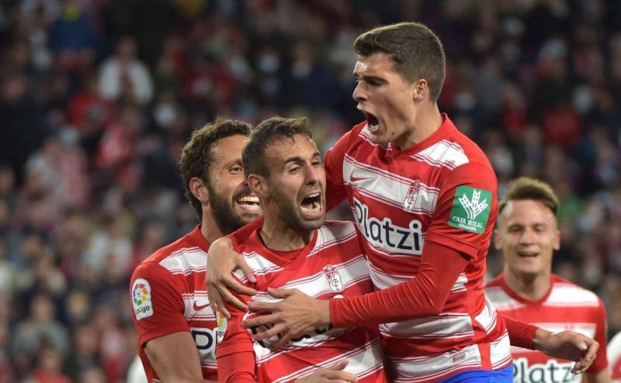 Víctor Díaz, abrazado por Soro tras el 2-2. 