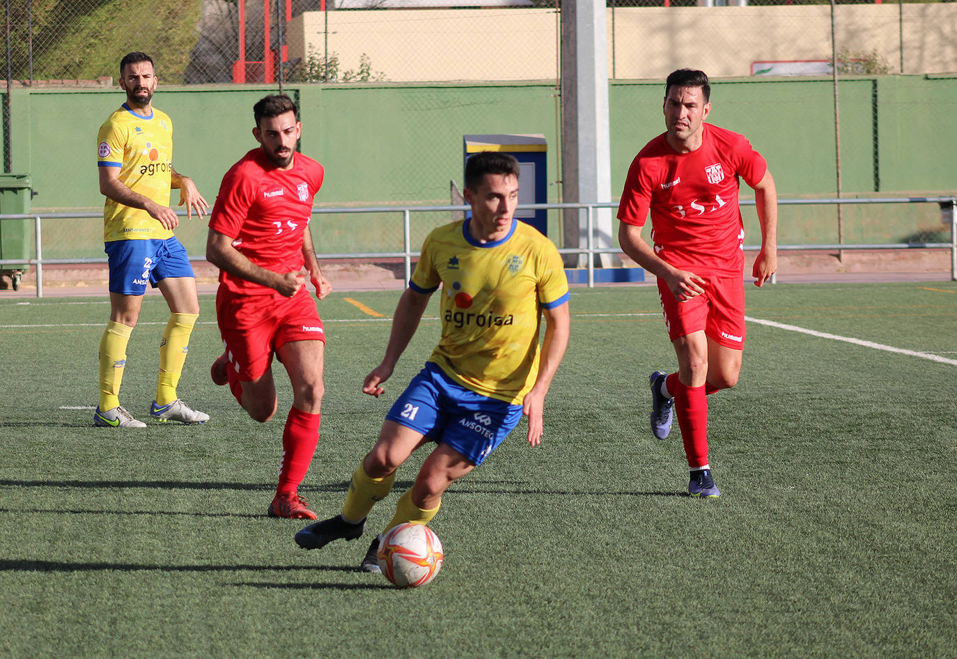 Javi Malano controla ante dos rivales, ayer. 