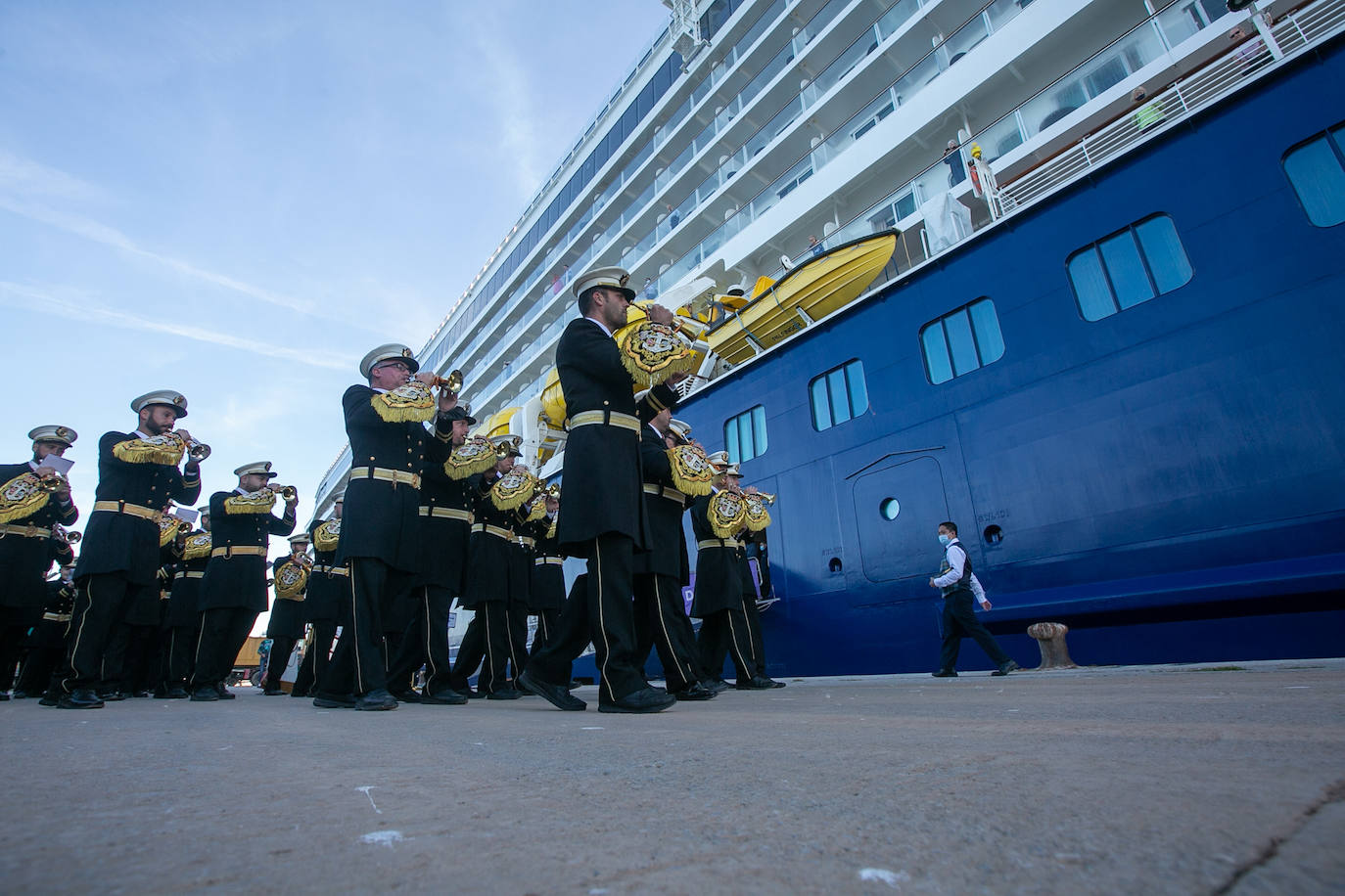 Llegada del Crucero Spirit of Discovery a la dársena motrileña, con 620 pasajeros y 459 tripulantes